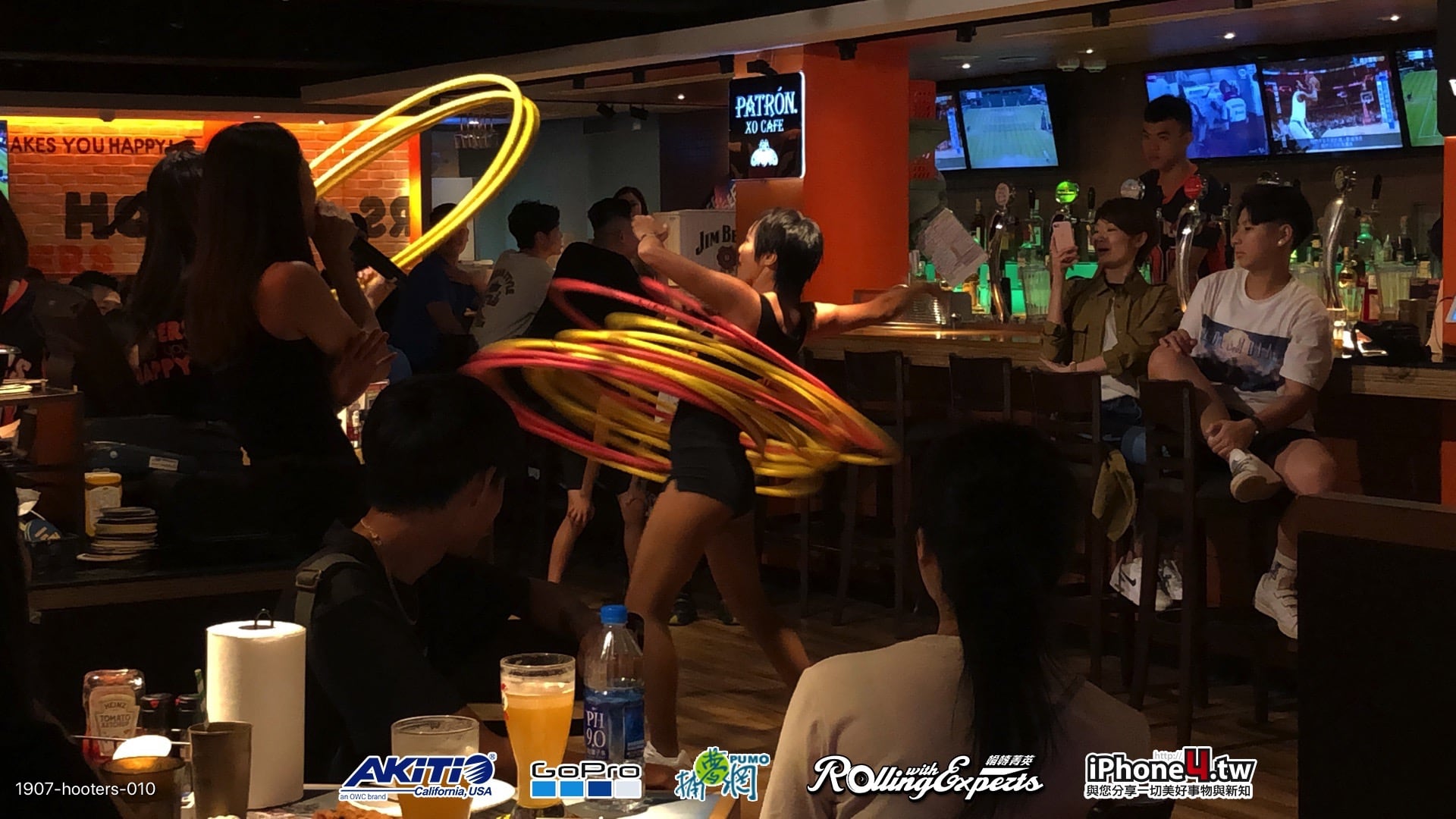 《吉米帶你去》Hooters餐廳看呼啦圈表演以及喝啤酒大賽